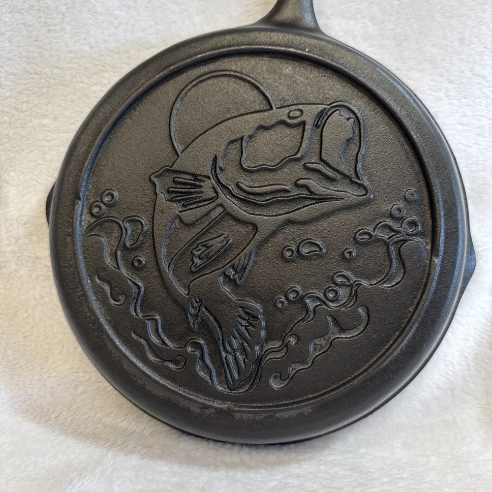 Lodge Cast Iron 10 inch Skillet Largemouth Bass Wildlife Series Fishing‎ Pan USA